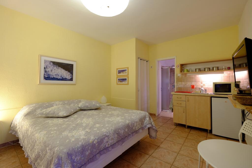 Gil'S Guest Rooms Neve Zohar Værelse billede