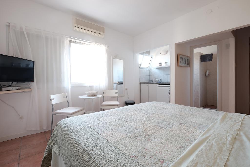 Gil'S Guest Rooms Neve Zohar Værelse billede