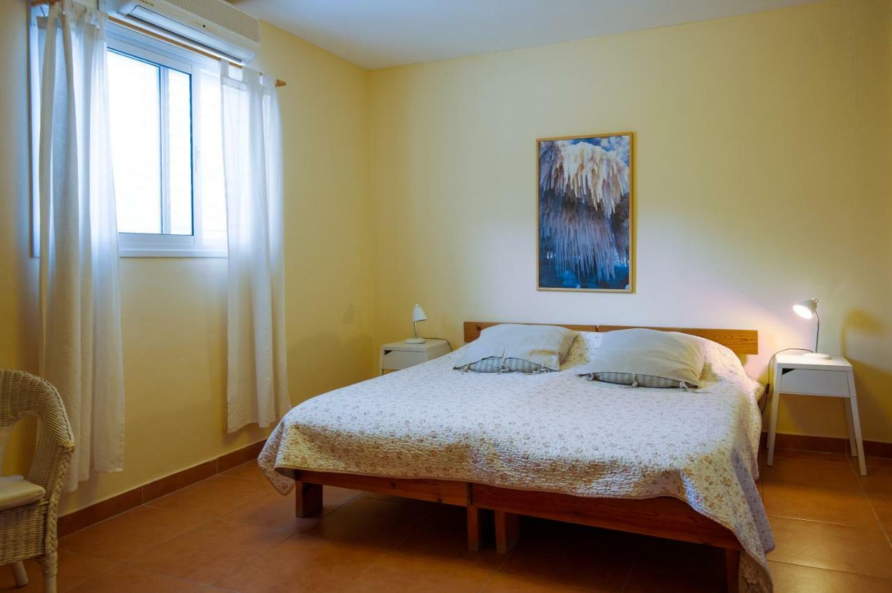 Gil'S Guest Rooms Neve Zohar Eksteriør billede