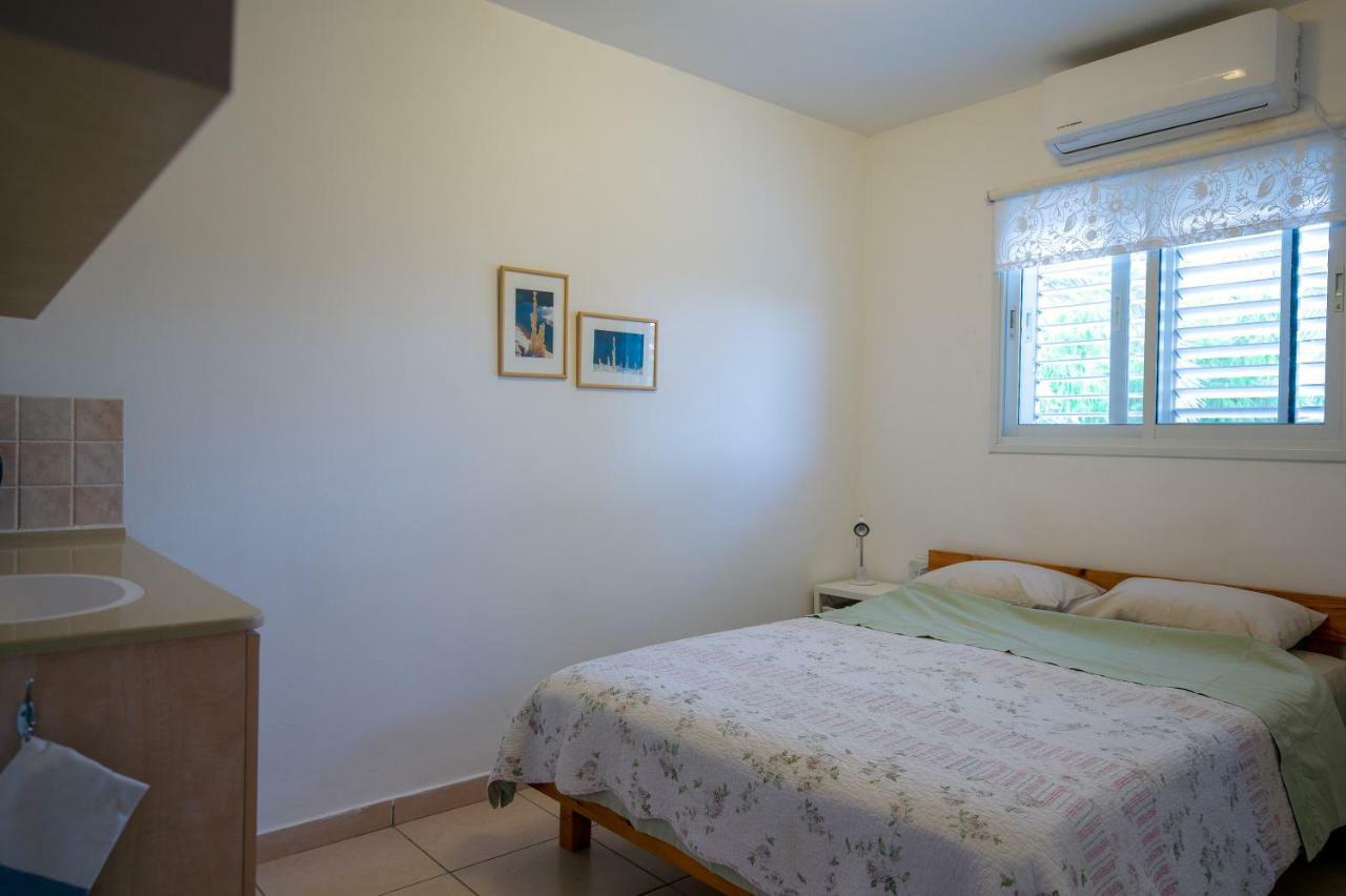 Gil'S Guest Rooms Neve Zohar Eksteriør billede